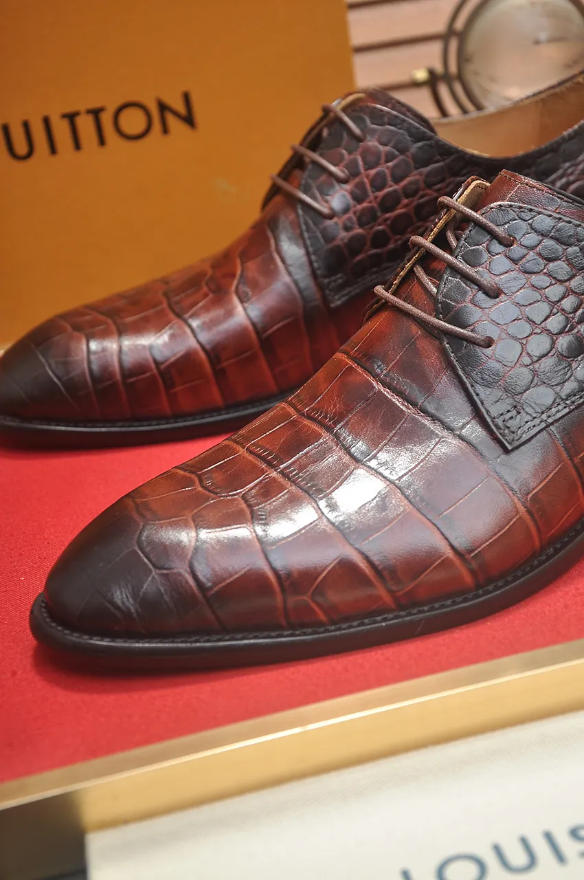Men's men's shoes 💰540💶 [LV] (original single cowhide lining) 🍀LV's latest genuine leather business suit shoes are launched simultaneously on the official website. The first-layer cowhide imported from Italy is made of heavy gold, 💥official website 1:1 rubber outsole. Versatile to wear, high-end without losing class, and the color combination is extraordinary. This four-season style is alluring when worn on your feet, showing off your big-name flair. Standard code 38-45 (45 customized)